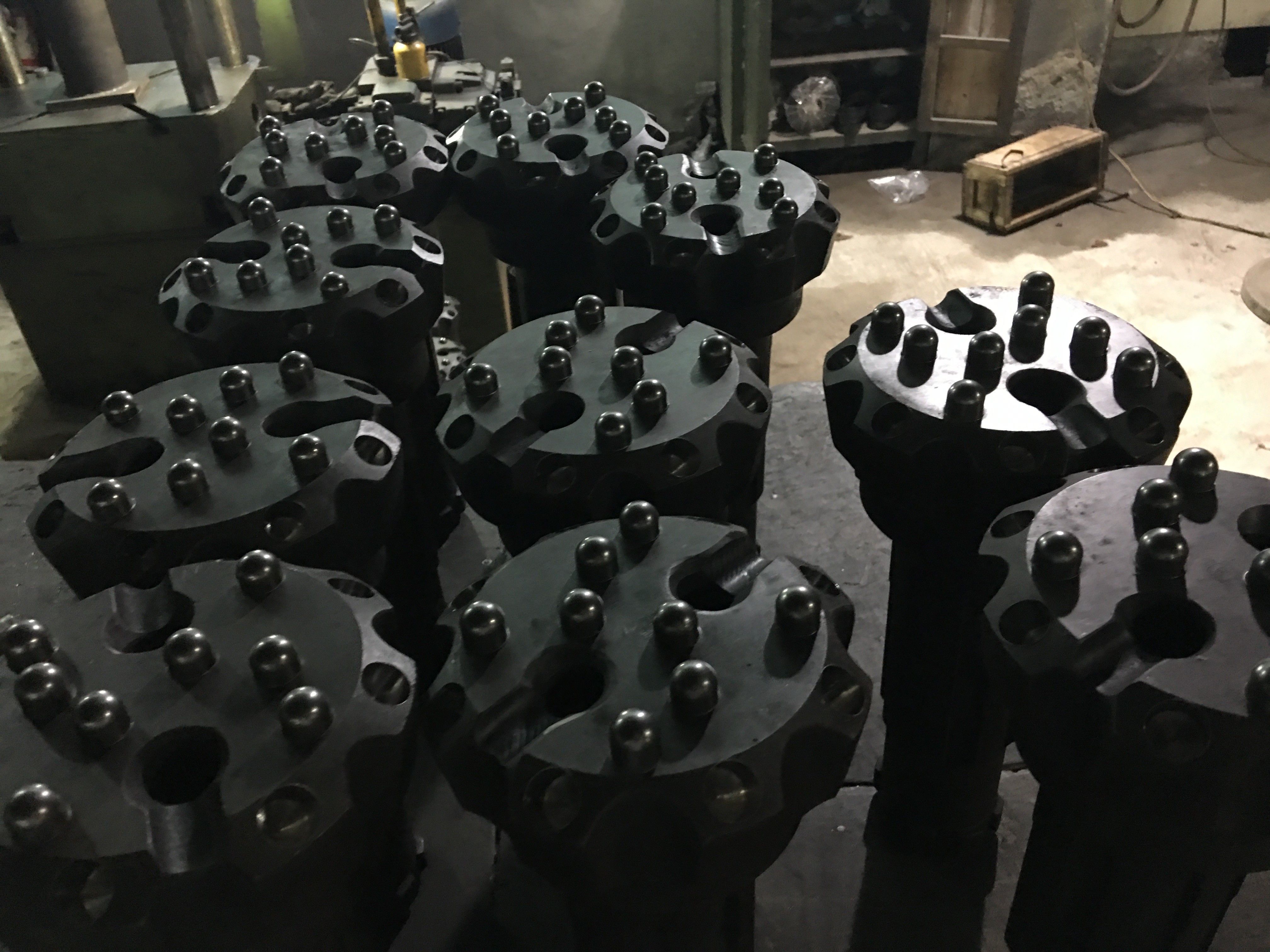 1529984656306716.jpg 米數(shù)多潛孔鉆頭 提供高中低風(fēng)壓潛孔鉆頭 潛孔沖擊器 等優(yōu)質(zhì)采掘鉆具